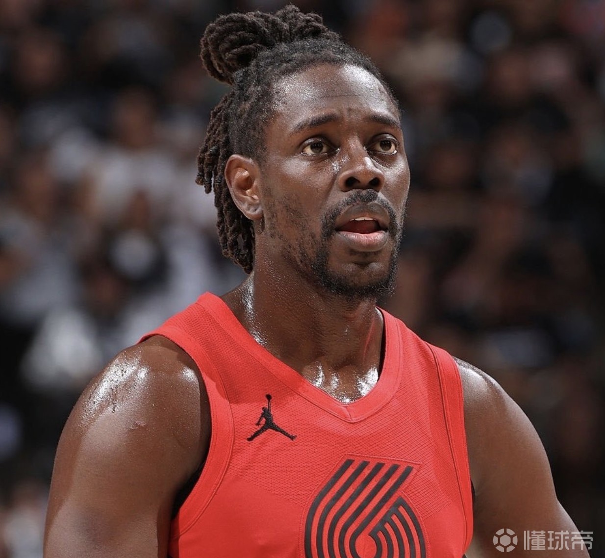 记者：开拓者无意买断霍勒迪，计划让他搭档利拉德与莫兰特